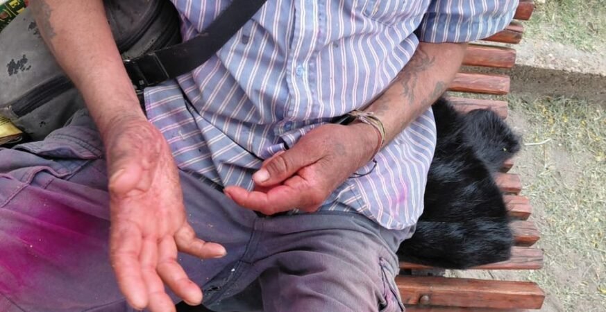 Humillación: policía busca a jóvenes que “grafitearon” a un indigente mientras dormía