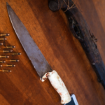 Indignación en Salto: buscan a jóvenes que “grafitearon” con aerosol a un hombre en situación de calle mientras dormía