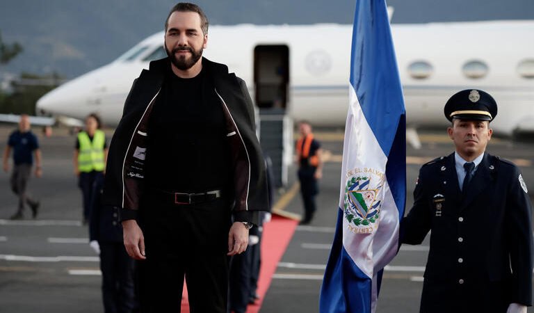 El presidente de El Salvador, Nayib Bukele, el martes a su llegada al aeropuerto Juan Santamaría, en San José (Costa Rica).