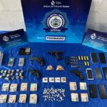 Detienen a un hombre en Rocha con droga y un arma de fuego mientras circulaba en camioneta