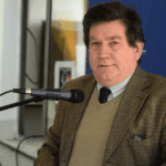 Maestro rural cargó a dos alumnas para cruzar una cañada y que no perdieran clases en Cerro Largo
